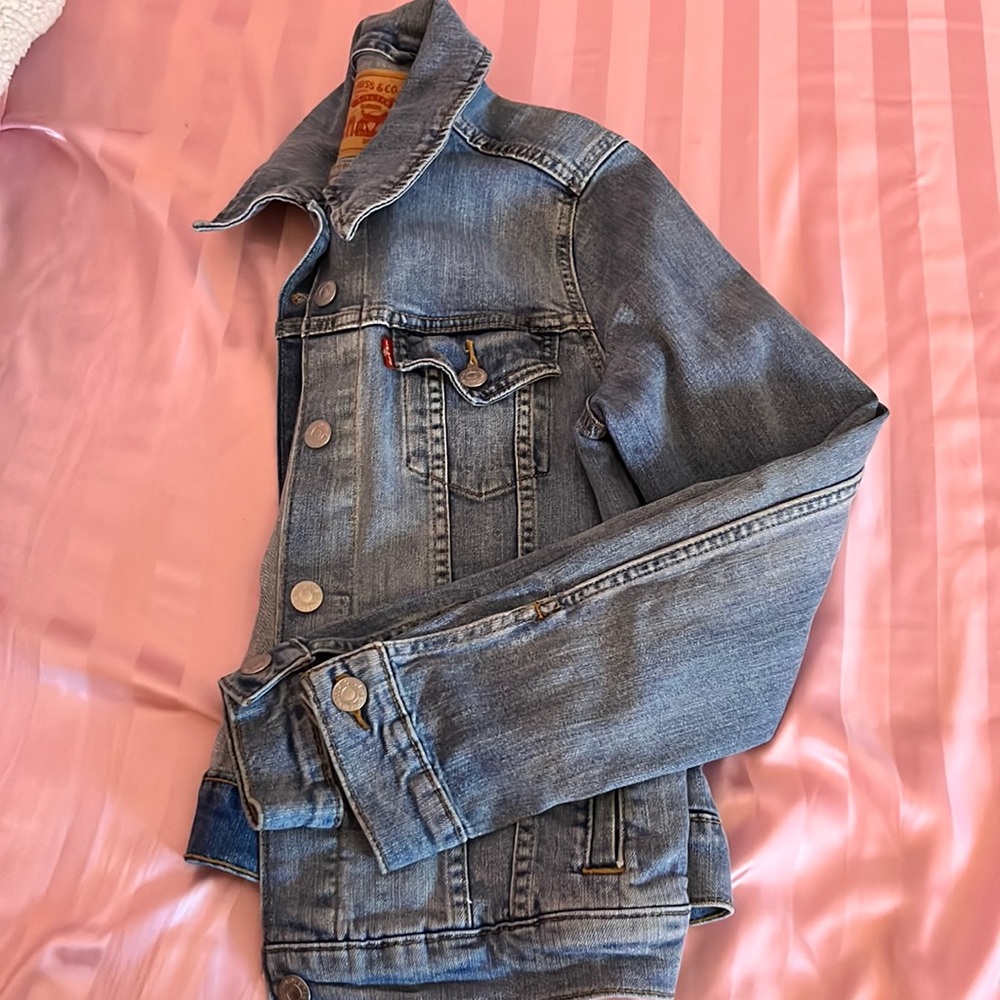 Sold! 💙👖Levi’s | Gorgeous jean jacket!🧥💙 - Picture 2 of 9